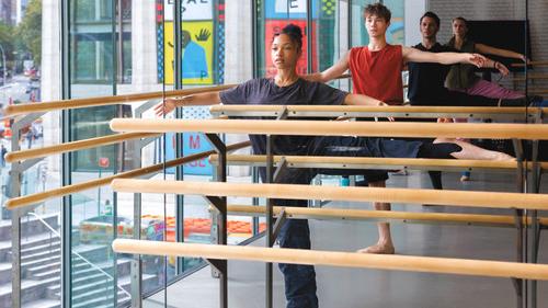 在一个阳光明媚的舞蹈工作室里，四个色彩斑斓的舞者站在巴利舞台上